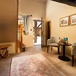 The Stables - The Collection Group Fogadó